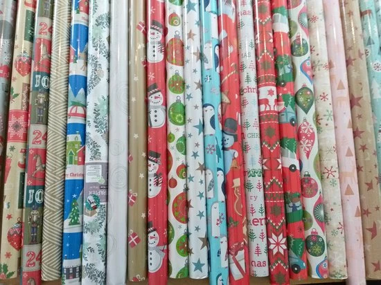 Merkloos Kerstgeschenkpapier - 5 Rollen - 70cm X 200cm - Verschillende Design 1 Merkloos Kerstgeschenkpapier - 5 Rollen - 70cm X 200cm - Verschillende Design