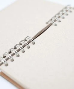 KOMONI - Duurzaam Houten Schetsboek - Gerecycled Papier - Navulbaar - A5 - Blanco - Zwarte Wolf -Parker IM Vibrant Ring Shop 550x550 3